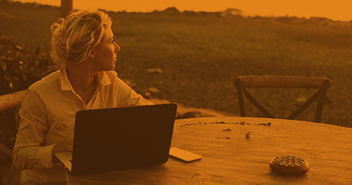 30-year-old-business-women-writing-outside-on-laptop